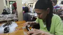 Pekerja mengemas dodol keranjang di pabrik Ny Lauw, Neglasari, Tangerang, Banten, Minggu (27/1). Menjelang Imlek, tingkat pesanan dodol mengalami peningkatan hingga tiga kali lipat dari biasanya. (Merdeka.com/Arie Basuki)