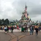Disneyland Paris mulai dibuka kembali pada 15 Juli 2020, setelah tutup berbulan-bulan karena pandemi corona Covid-19. (AURELIA MOUSSLY / AFP)