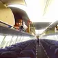 Pramugari Cantik Berpose lucu di kabin pesawat usai penerbangan