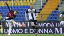 Striker AC Milan, Ante Rebic (kiri) melepaskan tendangan yang berbuah gol pertama timnya ke gawang Parma dalam laga lanjutan Liga Italia 2020/2021 pekan ke-30 di Ennio-Tardini Stadium, Parma, Sabtu (10/4/2021). AC Milan menang 3-1 atas Parma. (LaPresse via AP/Spada)