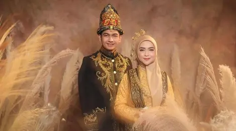 8 Gaya Ria Ricis dalam Pemotretan Prewedding Terbaru, Kental Nuansa Adat Aceh