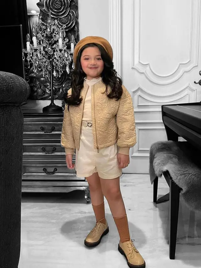 6 Potret Penampilan Baru Arsy Hermansyah Pakai Kawat Gigi di Usia 7 Tahun, Makin Cantik dan Imut