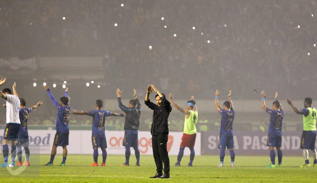 Pelatih Persib, Djadjang Nurdjaman menyapa para suporter usai pertandingan melawan Arema FC pada laga perdana Liga 1 2017 di Stadion Gelora Bandung Lautan Api, Sabtu (15/4). Persib bermain imbang atas Arema FC dengan skor 0-0. (Liputan6.com/Yoppy Renato)