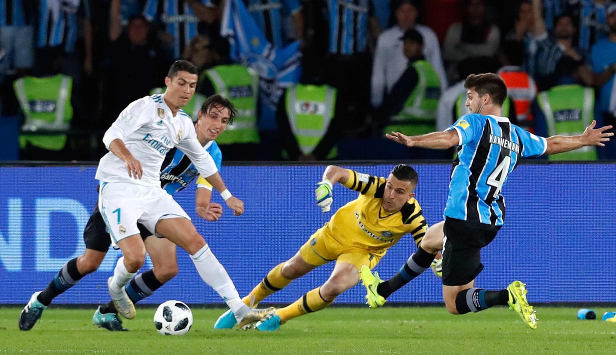 Penyerang Real Madrid, Cristiano Ronaldo berusaha membawa bola melewati tiga pemain Gremio saat bertanding pada pertandingan final Piala Dunia Antarklub 2017 di stadion Zayed Sports City di Abu Dhabi, Uni Emirat Arab, (16/12). (AP Photo / Hassan Ammar)