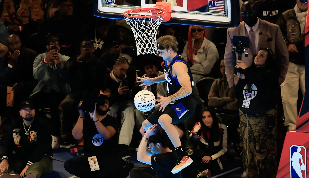 Aksi pemain Osceola Magic, Mac McClung saat kontes Slam Dunk di NBA All Star 2024 di Lucas Oil Stadium, Indianapolis, Amerika Serikat, Minggu (18/02/2024). (AFP/Getty Images/Justin Casterline)