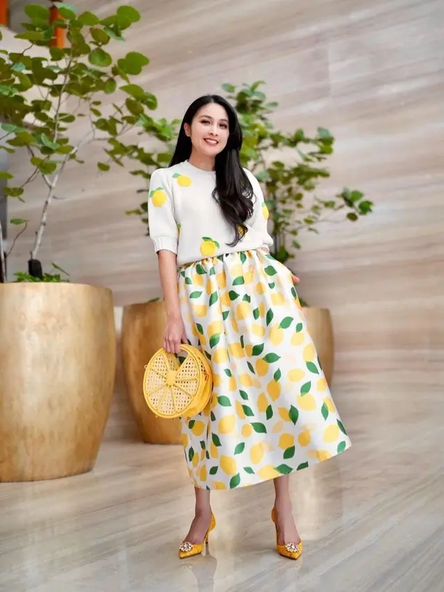 Outfit sederhana Sandra Dewi