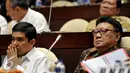 Menteri Dalam Negeri Tjahjo Kumolo (kedua kanan) bersama Menteri PAN RB Yudi Krisnandi mendengarkan saat rapat kerja dengan Komisi II DPR, di Kompleks Parlemen, Jakarta, Selasa (19/7). Rapat tersebut membahas R-APBN 2017. (Liputan6.com/Johan Tallo)