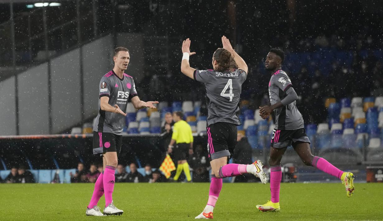 Ketiga gol I Partenopei disumbangkan oleh Adam Ounas serta sepasang gol Eljif Elmas. Sementara The Foxes mampu memperkecil skor lewat Jonny Evans dan Kieran Dewsbury-Hall. (AP/Gregorio Borgia)