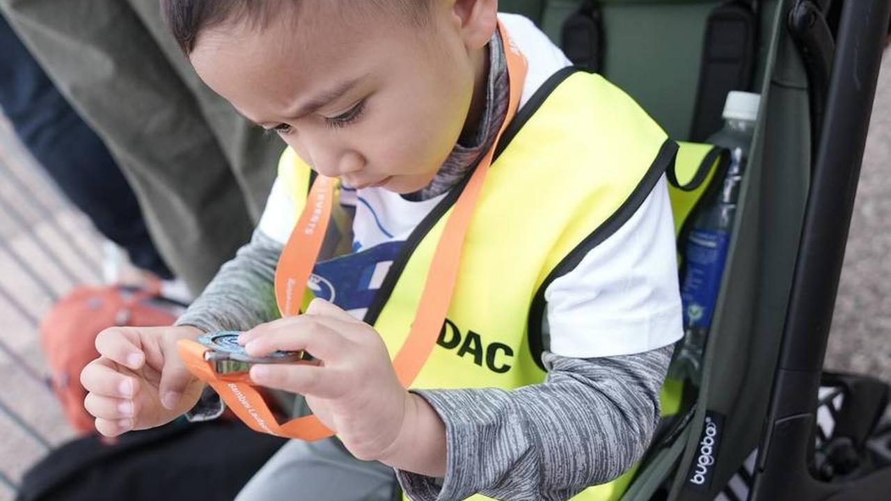 Rayyanza, yang sejak awal dikenal sangat bersemangat untuk ikut marathon, tampak tak henti-hentinya memperhatikan medali yang baru didapatkannya.<br><br>