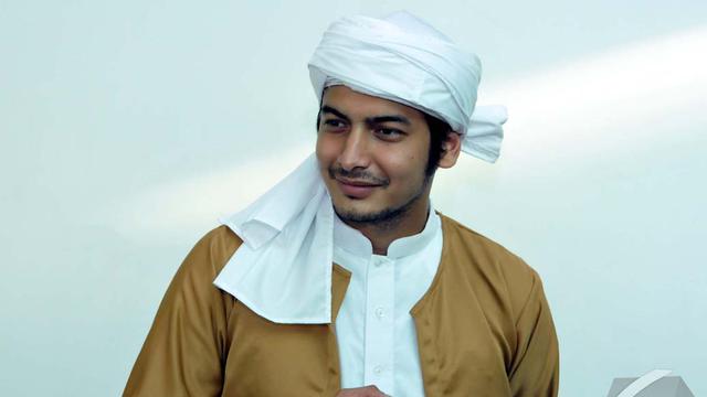 Pakai Surban, Boy Hamzah Makin Ganteng