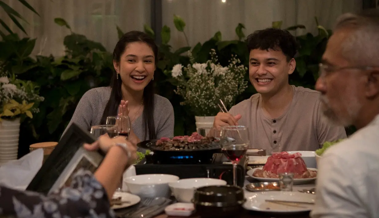 Lewat pernyataan tertulis yang diterima Showbiz Liputan6.com, Selasa (4/10/2022), Produser Rapi Films, Sunil Samtani merasa terhormat bisa mengantar Teluh Darah ke Busan International Film Festival ke-27. “Dukungan Kementerian Pariwisata dan Ekonomi Kreatif yang berkelanjutan faktor penting bagi berkembangnya industri kretif Tanah Air dalam memproduksi konten lokal berkualitas,” ujarnya. (Foto: Dok. Rapi Films)