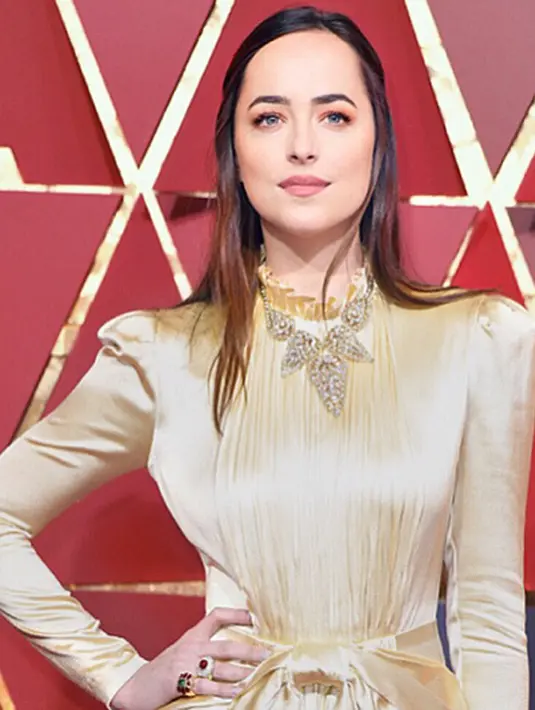 Sudah lama meniti karier sebagai seorang aktris, ternyata Dakota Johnson mengatakan bahwa dirinya tidak menyukai profesinya sebagai artis. Selain itu, ia juga risih dengan berbagai komentar yang datang dari warga net. (Instagram/officialdakotajohnson)