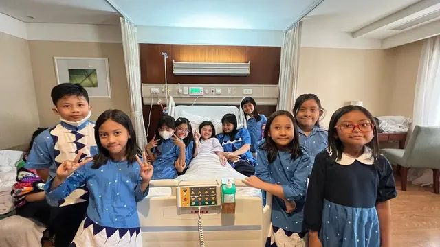 Jatuh dari Ketinggian 2 Meter, Ini 6 Potret Arsy Hermansyah Dijenguk Sahabatnya