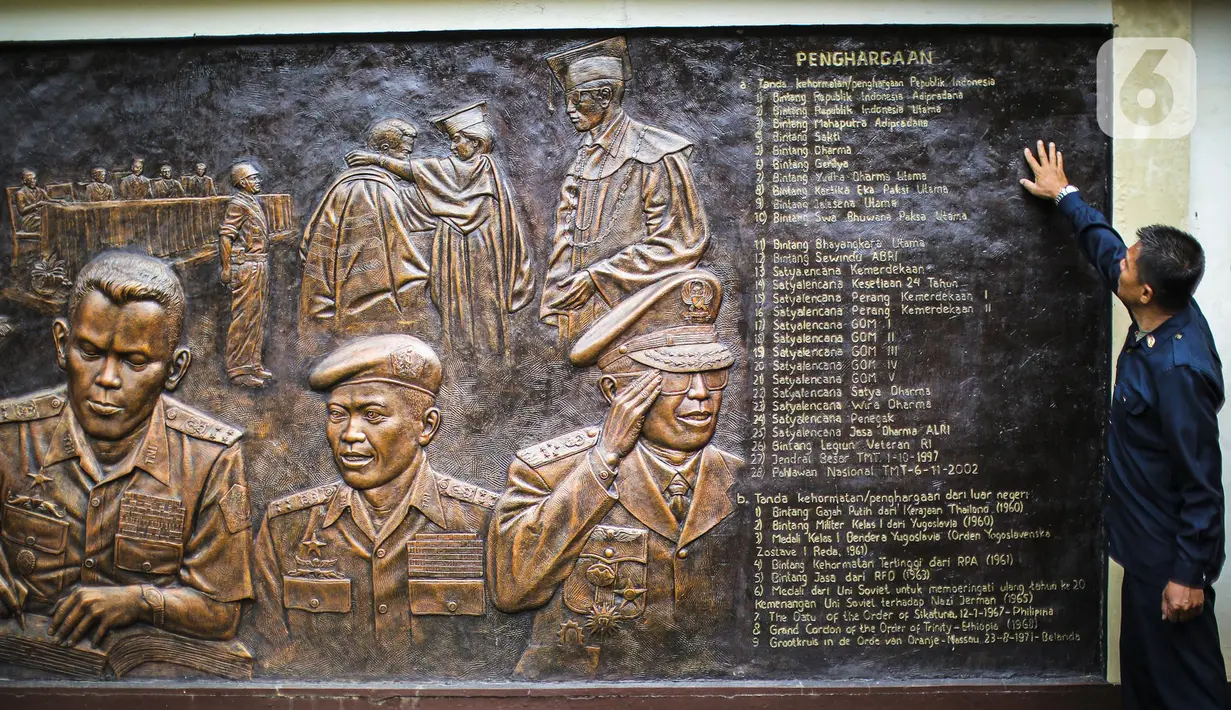 Petugas mengecek diorama di Museum Jenderal Besar DR AH Nasution, Jakarta, Rabu (28/9/2022). Tanggal 1 Oktober diperingati sebagai Hari Kesaktian Pancasila untuk mengenang korban dari peristiwa G30S/PKI yang juga merenggut nyawa putri Jenderal Besar Nasution, Ade Irma Suryani Nasution. (Liputan6.com/Faizal Fanani)