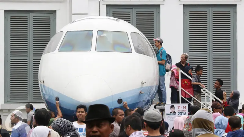 20160814-Pesawat N250 dan Panser Anoa Karya Anak Bangsa Sedot Perhatian Pengunjung di Habibie Festival