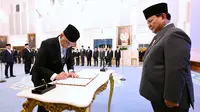 Tampak, Mochamad Irfan Yusuf saat menandatangani nota pelantikan sebagai Menteri Haji dan Umrah. (Foto: Biro Pers Istana Kepresidenan)
