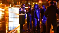 Petugas keamanan berjaga disekitar lokasi terjadinya penembakan di Istanbul, Turki (1/1). Akibat aksi penembakan brutal tersebut, 35 orang dilaporkan tewas sementara 40 lainnya terluka. (Reuters/Osman Orsal) 