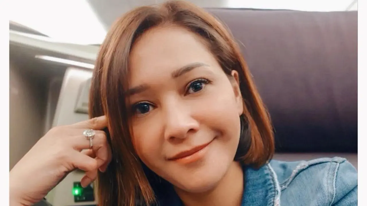 Sontek Penampilan Fresh dengan Rambut Pendek Seperti Maia Estianty