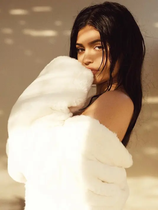 “Jauh dari Travis merupakan hal yang mengerikan untuk Kylie. Selama hamil, Kylie hanya ingin bersama Travis,” tambah sumber. (Instagram/kyliejenner)