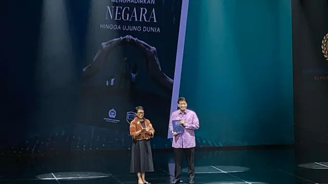 Pada HWPA 2023 diluncurkan buku berjudul “Menghadirkan Negara Hingga Ujung Dunia" yang berisi catatan perjalanan Hassan Wirajuda Pelindungan WNI Award selama sewindu (Liputan6.com/Teddy Tri Setio Berty).