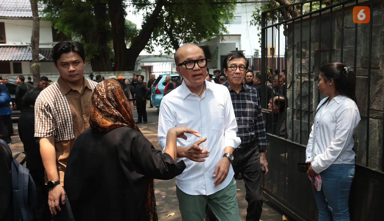 Politikus dan presenter Tantowi Yahya tiba di rumah duka Guruh Soekarnoputra di Jalan Sriwijaya Raya, Kebayoran Baru, Jakarta Selatan, Sabtu (26/9/2026). (KLY/Budy Santoso)