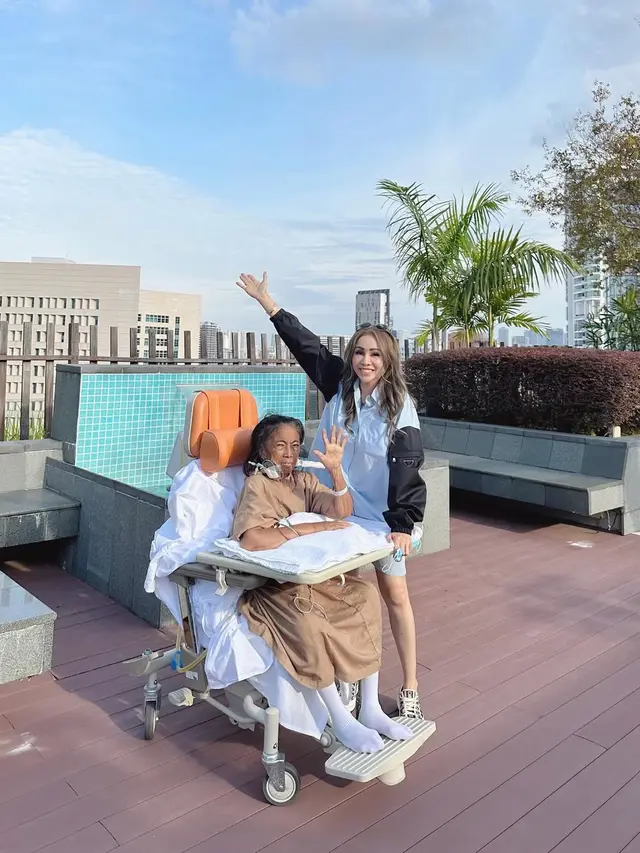 Momo Geisha menemani ibunya berobat di Singapura (Foto: Instagram @therealmomogeisha)