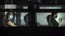 Para komuter yang mengenakan masker naik bus umum pada hari hujan selama jam sibuk pagi hari di Beijing, Rabu (29/6/2022). Dalam beberapa bulan terakhir, China telah dengan hati-hati melonggarkan pembatasan pada pelancong lintas batas. (AP Photo/Mark Schiefelbein)