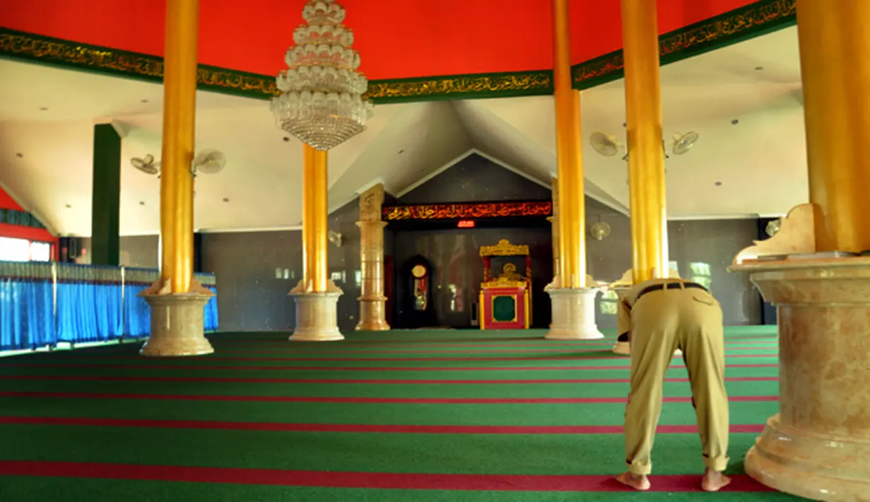 Bagi jamaah yang ingin tidur sejenak dipersilahkan di bawah. Lantai dua khusus sholat dan tidak boleh digunakan untuk tiduran. Ukuran keseluruhan masjid dua lantai ini adalah 50 x 50m. (Liputan6.com/wwn)