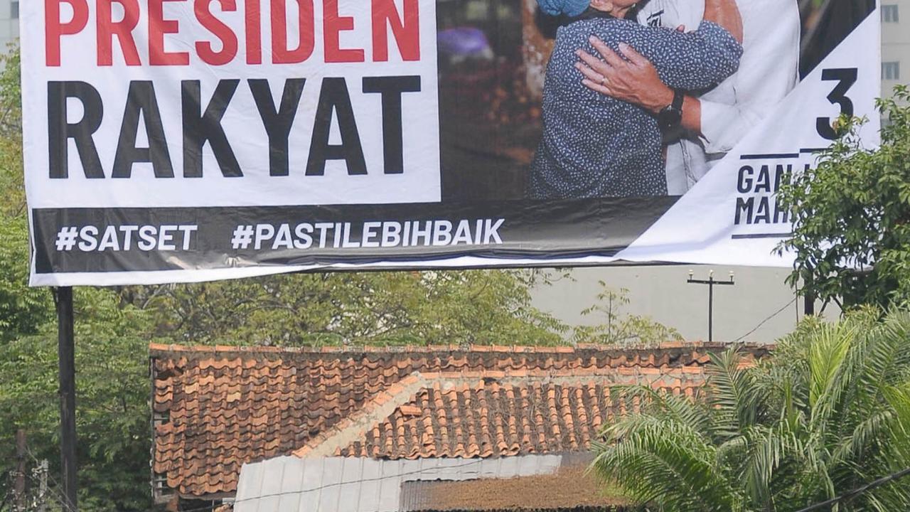 FOTO: Penampakan Baliho Ganjar Dicium Lansia Hiasi Kawasan Karet Tengsin