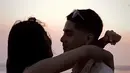 Sempat ramai karena sudah tak cocok hingga putus, siapa sangka kini mereka sudah pede lagi memamerkan momen romantis. Alyssa Daguise dan Al Ghazali terlihat mesra berpelukan liburan bareng. (Liputan6.com/IG/@alghazali7)