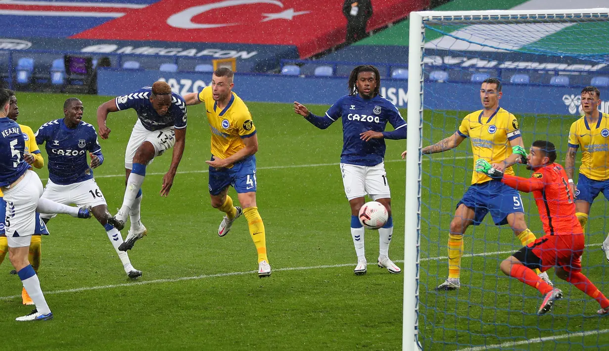 Bek Everton, Yerry Mina, berusaha menyundul bola ke gawang Brighton pada laga lanjutan Liga Inggris di Stadion Goodison Park, Sabtu (3/10/2020) malam WIB. Everton menang 4-2 atas Brighton. (AFP/Peter Byrne/pool)