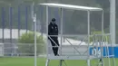 Pelatih FC Schalke 04, David Wagner melihat para pemain berlatih di Gelsenkirchen, Jerman, Rabu, (29/4/2020). Meski ada larangan pertemuan besar hingga Agustus untuk melawan pandemi Covid-19, para pejabat sepakbola berharap untuk memulai kembali liga tanpa penonton di bulan Mei. (AP/Martin Meissner)