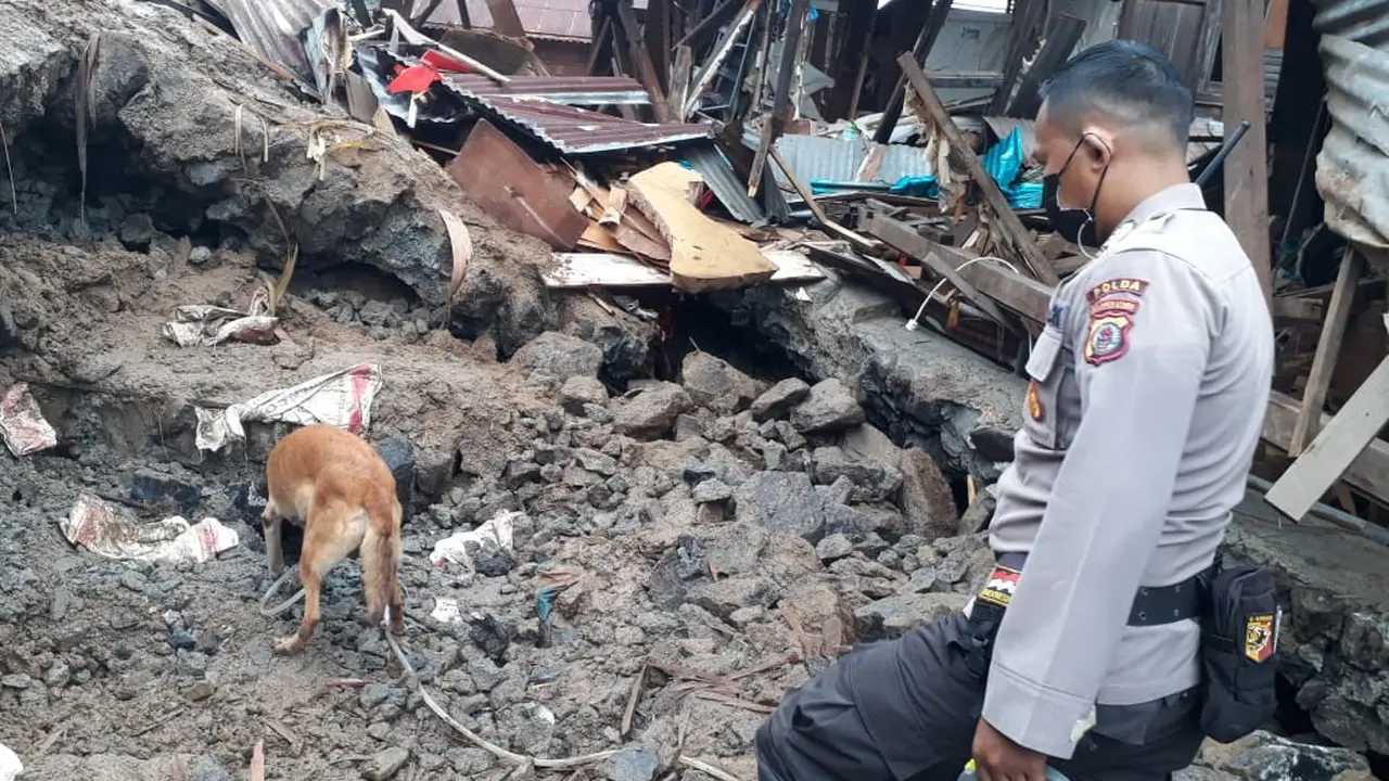 Salah satu upaya yang dilakukan untuk mencari korban longsor di Manado adalah dengan menurunkan anjing pelacak K-9 Ditsamapta Polda Sulut.