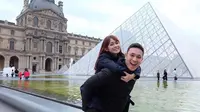 Gilang Dirga dan Adiesty Fersa selalu hadir dengan kemesraan dan hal-hal yang berbau romantis. Tidak hanya di dunia nyata, namun Gilang sering melakukannya di dunia maya dengan mengunggah fotonya bersama sang istri. (Instagram/gilangdirga)