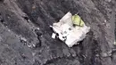 Bagian pesawat Germanwings ditemukan di daerah Pegunungan Alpen, Prancis, Selasa (24/3/2015). Pesawat itu jatuh saat dalam perjalanan dari Barcelona, Spanyol menuju Dusseldorf, Jerman pada Selasa (24/3). (AFP PHOTO /DENIS BOIS /GRIPMEDIA / AFP TV)