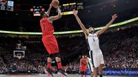 Forward San Antonio Spurs Kyle Anderson (kanan) coba menghentikan tembakan guard Portland Trail Blazers Evan Turner pada laga NBA di Moda Center, Minggu (7/1/2018) atau Senin (8/1/2018) WIB. (AP Photo/Craig Mitchelldyer)