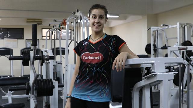 Juara tunggal putri All England 2015, Carolina Marin berbagi cerita ekslusif kepada Bola.com usai latihan dengan pebulu tangkis bulutangkis di GOR Cipayung, Jakarta Timur, Jumat (22/5).  