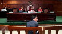 Komedian Mandra menjalani sidang perdana beragenda pembacaan dakwaan di Pengadilan Tipikor, Jakarta, Kamis (20/8/2015). Mandra terjerat kasus korupsi pengadaan program siap siar TVRI pada 2012 bernilai Rp 47,8 miliar. (Liputan6.com/Yoppy Renato)