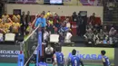 <p>Pemain Jakarta Bhayangkara Presisi, Daudi Okello (kanan) melepaskan spike yang berusaha diblok dua pemain Jakarta STIN BIN, Jasen Natanael Kilanta dan Cep Indra Agustin pada laga putaran kedua babak final four PLN Mobile Proliga 2024 di GOR Jatidiri, Semarang, Jawa Tengah, Minggu (14/7/2024). Jakarta Bhayangkara Presisi menang 3-0 (25-18, 25-12, 25-20). (Dok. PBVSI)</p>