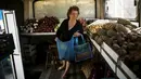 Seorang wanita berbelanja buah-buahan di dalam pasar bus 'Sacolao' di Santa Teresa, Rio de Janeiro, Brasil, Selasa (7/7/2015). Pasar bus ini menjual sayur dan buah-buahan dengan harga yang terjangkau. (REUTERS/Pilar Olivares)