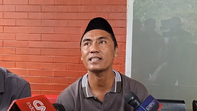 Keluarga ABK KM Arupadhatu 1, almarhum Surakman (60) di Kargo Jenazah Bandara Soekarno Hatta, Kamis (24/9/2026). (Liputan6.com/Pramita)