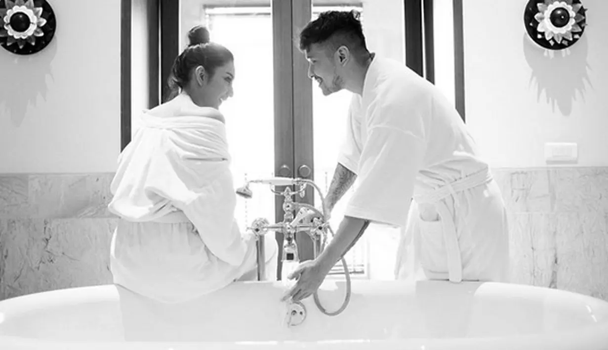 "Semoga langgeng yah kaa rumah tangga nyaa n sukses slalu buat karir kakanya😘 huuuuuh bikin iri ae si ka @tyasmirasih mah nii. q," tulis _ika_sartika.  "Utk semua makasih doa dan supportnya. Love you all," tulis Tyas Mirasih. (Instagram/tyasmirasih)