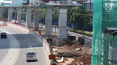 Suasana proyek LRT yang sepi aktivitas di Jalan HR Rasuna Said, Jakarta, Selasa (1/5). Peringatan Hari Buruh membuat sejumlah proyek meliburkan para pekerjanya. (Liputan6.com/Immanuel Antonius)