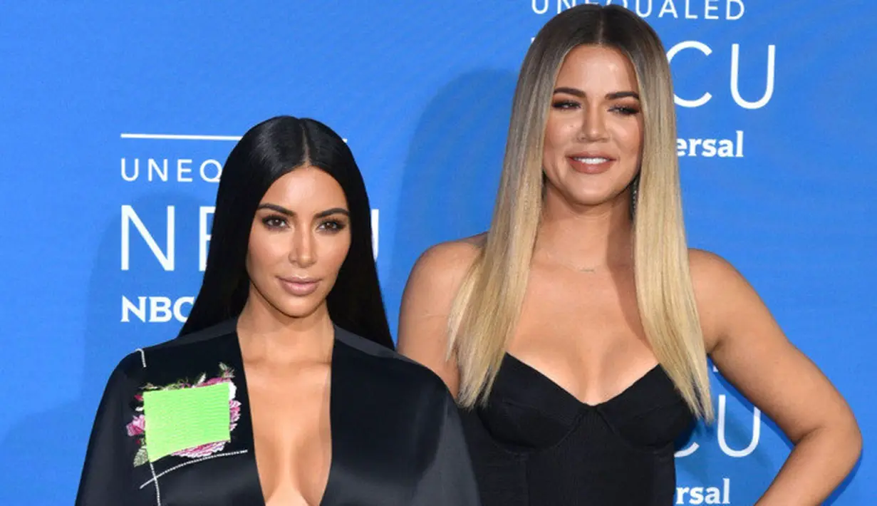 Terlihat Kim pun tersenyum bahagia dalam potret itu. (Footwear News)