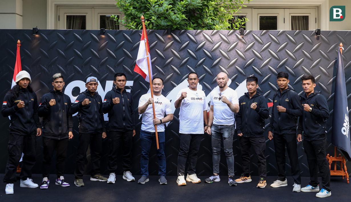 Ketua Umum Komite Olahraga Beladiri Indonesia (KOBI), Ardi Bakrie (tengah) berfoto bersama dengan para fighter saat konferensi pers mengenai pemberangkatan atlet MMA ke China yang berlangsung di Menteng, Jakarta Pusat, Senin (21/10/2024). (Bola.com/Bagaskara Lazuardi)