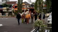 Tersangka H, Korlap aksi demo anarkis yang dilakukan di Gedung Kejari Tasikmalaya, Jawa Barat beberapa waktu lalu, akhirnya menyerahkan diri ke kantor Mapolres Tasikmalaya. (Liputan6.com/Jayadi Supriadin)