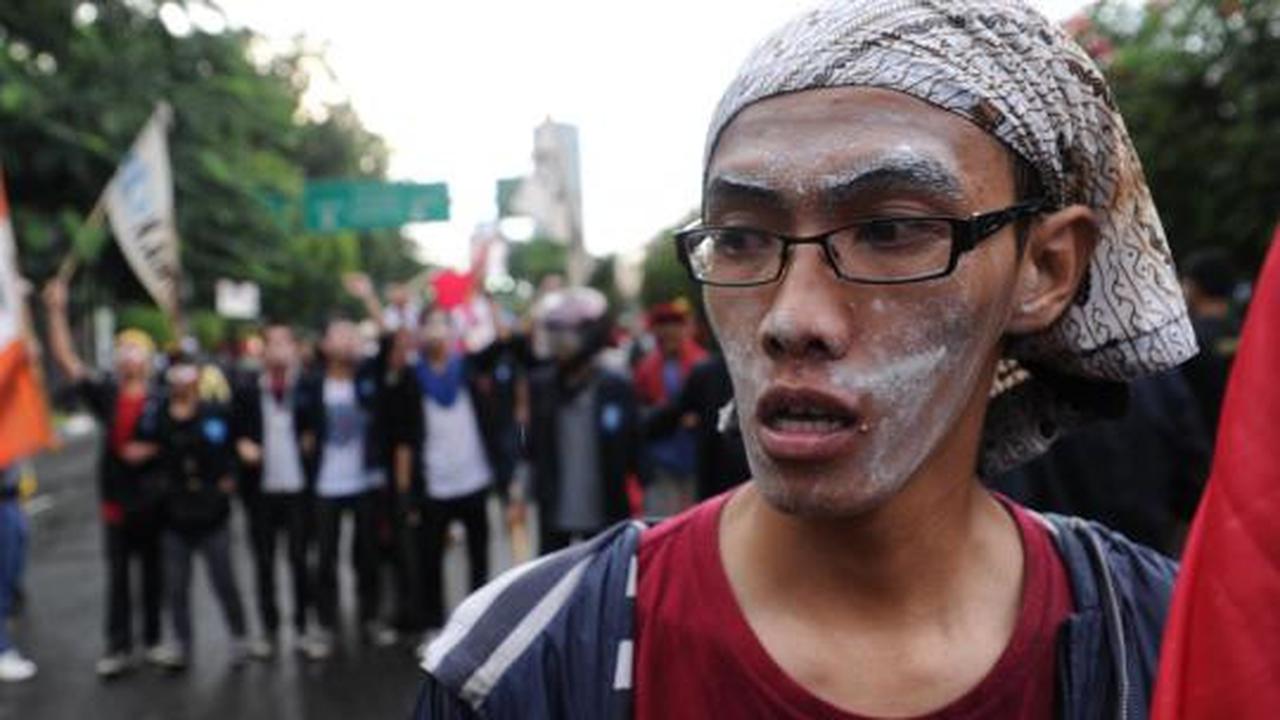 Bentrok demonstran vs polisi di DPR