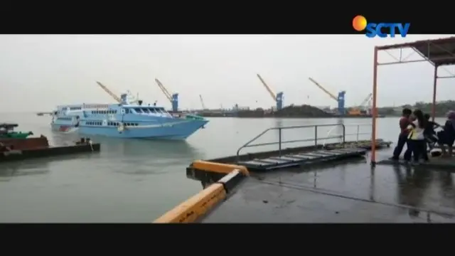 Gelombang tinggi yang terjadi di sejumlah daerah mengakibatkan penyeberangan melalui jalur laut sangat terganggu.