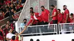 Presiden Joko Widodo (kedua kiri depan) saat memberi botol berisi minuman kepada salah satu supporter yang menyaksikan laga timnas Indonesia melawan Thailand pada lanjutan kualifikasi Grup A Piala AFF 2022 di Stadion Utama Gelora Bung Karno, Jakarta, Kamis (29/12/2022). Laga berakhir imbang 1-1 meski Indonesia sempat unggul lewat gol yang dicetak Marc Anthony Klok lewat titik putih. (Liputan6.com/Helmi Fithriansyah)