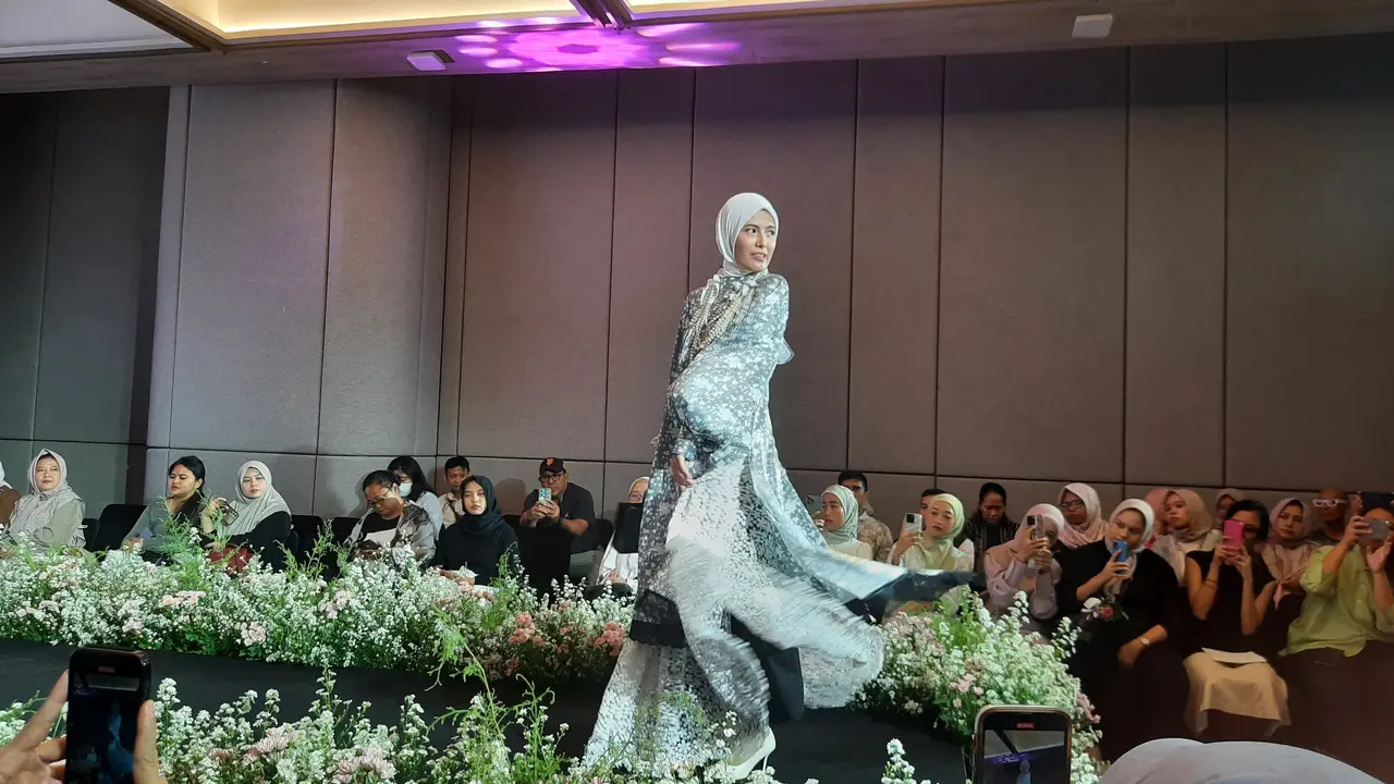 Apa Bedanya Pakaian Berbahan Satin dan Sutra?